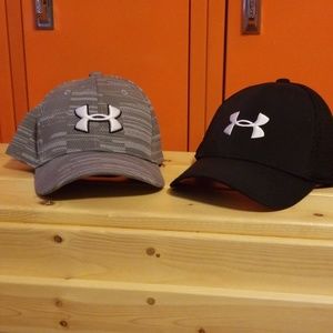 2️⃣ boys youth s/m  Under Armour 🧢 hats EUC